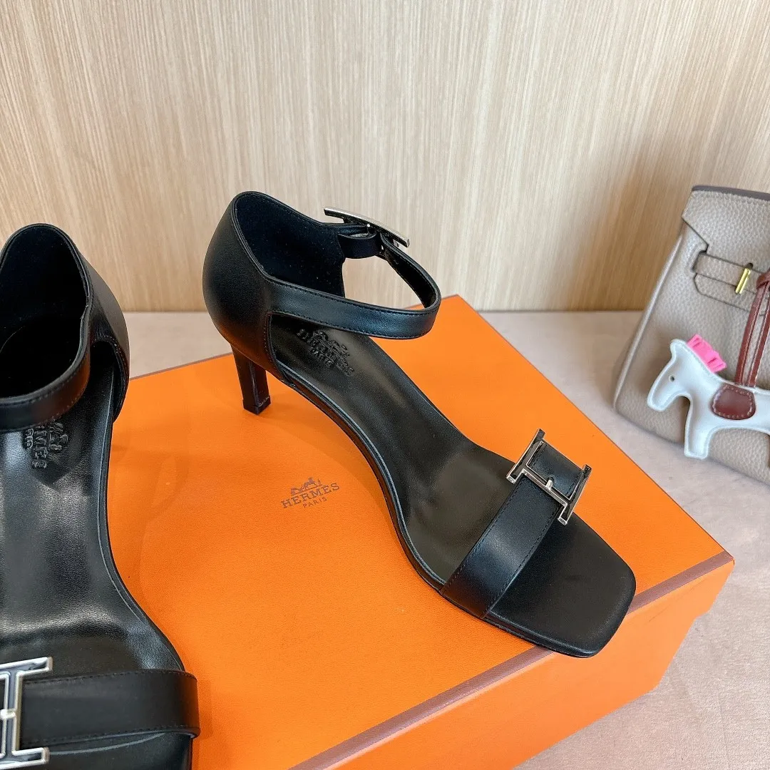 👟👟Ex-factory price 520👟👟 Hermes Judy high-heeled sandals——————————Fashionable and versatile. Matched with Hapi shoe buckles. Super comfortable. Every detail is perfect. Matched with iconic pure shoe buckles of the same tone. The design is simple and smooth to create a fashionable and feminine look. Original calfskin original 1:1 exclusive private mold heel/original leather outsole ▪️Heel height: 8cm ▪️SIZE: 34-43 (34.40.41.42. Customization is non-returnable and non-exchangeable)